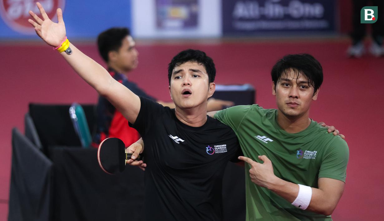 Selebritas Aldi Taher dan Rizky Billar menyapa penonton setelah laga tenis meja Turnamen Olahraga Selebriti Indonesia (TOSI) di GOR UNJ, Jakarta, Minggu (16/07/2023). Aldi Taher kalah tiga set langsung dari Rizky Billar dengan skor 12-21, 15-21, 11-21. (Bola.com/Bagaskara Lazuardi)