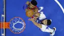 Pebasket LA Lakers, Anthony Davis (kanan) berebut bola dengan pebasket Philadelphia 76ers Tobias Harris pada laga lanjutan NBA melawan di Wells Fargo Center Arena, Philadelphia, AS, Kamis (28/1/2021). (Foto: AP Photo/Matt Slocum)