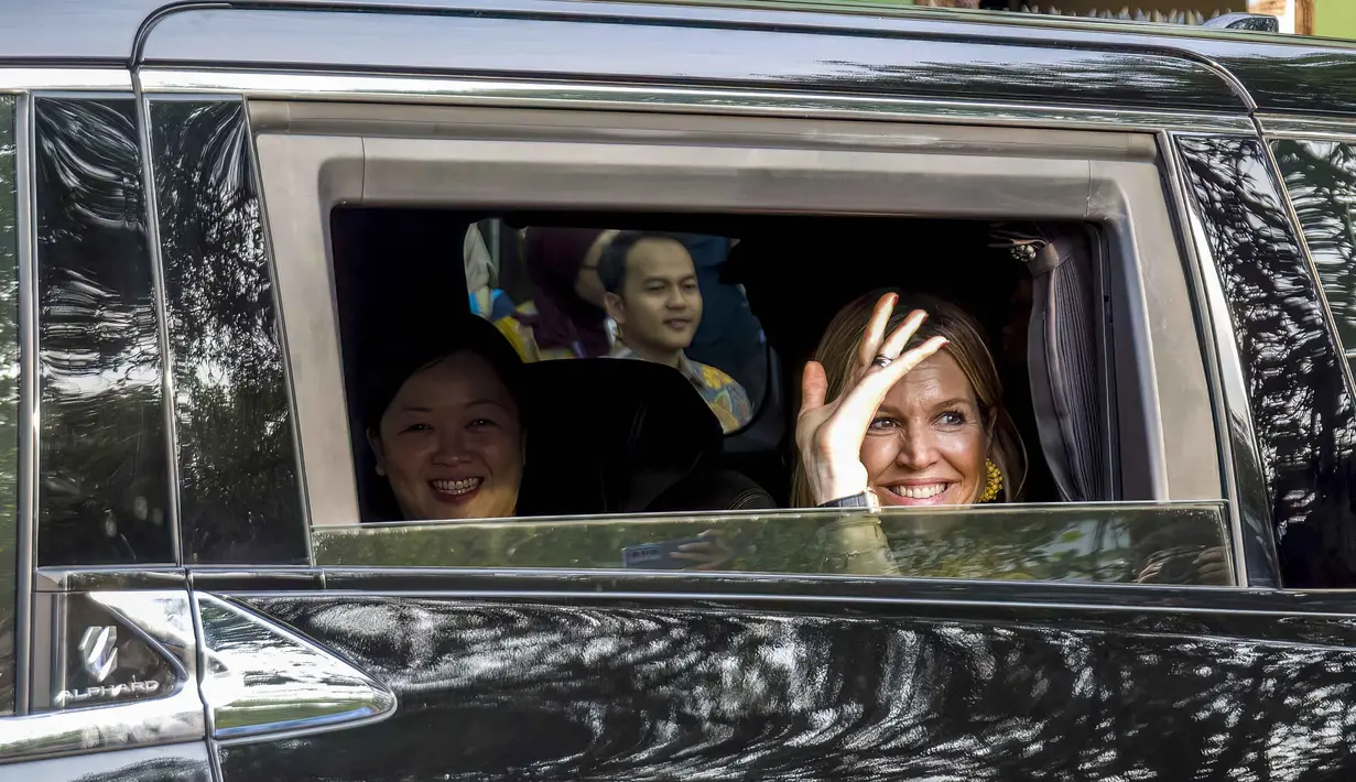 Kehadiran Ratu Maxima di Solo diharapkan dapat menjadi momentum emas untuk mempromosikan wisata batik dan budaya lokal di kancah internasional. Tampak dalam foto, Ratu Maxima dari Belanda, dalam kapasitasnya sebagai Advokat Khusus Sekretaris Jenderal PBB untuk Keuangan Inklusif untuk Pembangunan (UNSGSA), melambaikan tangan saat tiba di Kampung Batik Laweyan di Surakarta, Jawa Tengah, pada Selasa 25 November 2025. (DEVI RAHMAN/AFP)