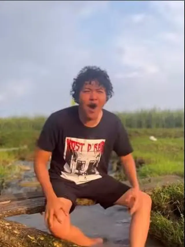 Anak Petani, Ini 5 Potret Komika Nopek Novian Saat di Sawah
