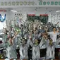 Para siswa melemparkan sobekan kertas melepaskan stres sebelum ujian masuk perguruan tinggi di sebuah sekolah tinggi di Handan, Provinsi Hebei China utara, (24/5). Cara unik ini dilakukan agar para siswanya lebih rileks menghadapi ujian. (AFP PHOTO/STR)