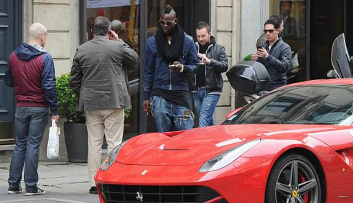 Penyerang Liverpool, Mario Balotelli menggunakan kendaraan Ferrari 458 dengan harga Rp5,61 miliar. (Istimewa)