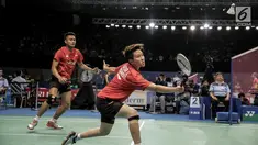 Ganda Campuran Indonesia Tontowi Ahmad/Liliyana Natsir saat beraksi melawan Dukyoung Kim/Kim Ha Na (Korea) pada laga pertama Indonesia Open 2017 di Jakarta, Selasa (13/6). Tontowi/Liliyana unggul dengan skor 19 - 21 - 21. (Liputan6.com/Faizal Fanani)