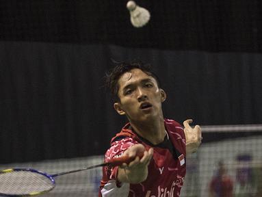 Pebulutangkis tunggal putra Indonesia, Jonatan Christie, berusaha mengembalikan bola saat latihan bersama Pelatnas Bulutangkis di Cipayung, Jakarta Timur, Kamis (7/1/2016). (Bola.com/Vitalis Yogi Trisna)