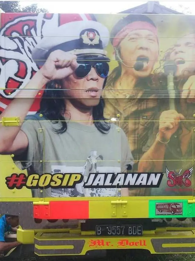 Kumpulan Potret Artis dengan Kata-Kata Bijak Menghiasi Belakang Truk (ist)