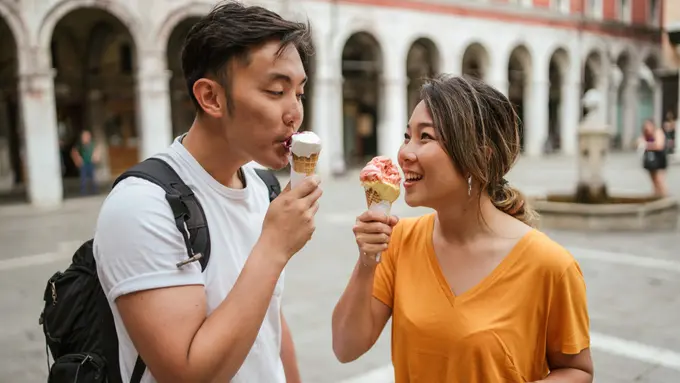 cinta bahagia couple makan es krim