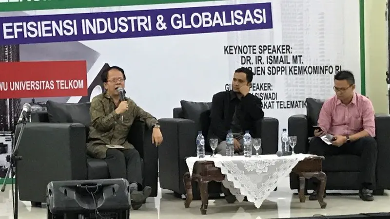 Johny Siswadi (kiri) saat diskusi seminar Peluang dan Tantangan Telekomunikasi Nasional dalam Era Efisiensi Industri dan Globalisasi di Telkom University, Bandung, Sabtu (22/10/2016). Liputan6.com/Muhammad Sufyan Abdurrahman