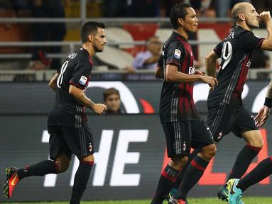 Bek AC Milan, Gabriel Paletta (kedua kanan) melakukan selebrasi usai mencetak gol kegawang Sassuolo pada liga Italia di San Siro, Milan (3/9). Gabriel Paletta menjadi penentu kemenangan AC Milan atas Sassuolo dengan skor 4-3. (AFP Photo/Marco Bertorello)