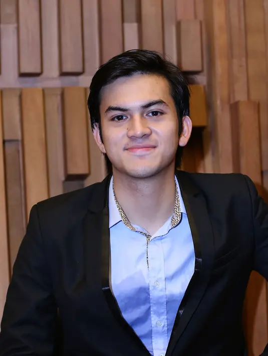 "Dia (Dinda Kirana) sekarang lebih cantik, lebih slim, usaha dia buat ngurusin badan keliatan kayaknya," timpal Rizky Nazar memuji lawan mainnya tersebut. (Andy Masela/Bintang.com)