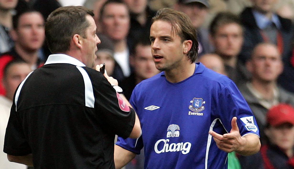 Andy van der Meyde. Sayap kanan berusia 42 tahun yang telah pensiun pada Juli 2012 ini didatangkan Everton dari Inter Milan pada awal musim 2005/2006. Bertahan 4 musim di Everton hingga akhir 2008/2009, ia hanya tampil 24 kali akibat konflik dengan pelatih dan kecanduan alkohol. (AFP/Paul Ellis)