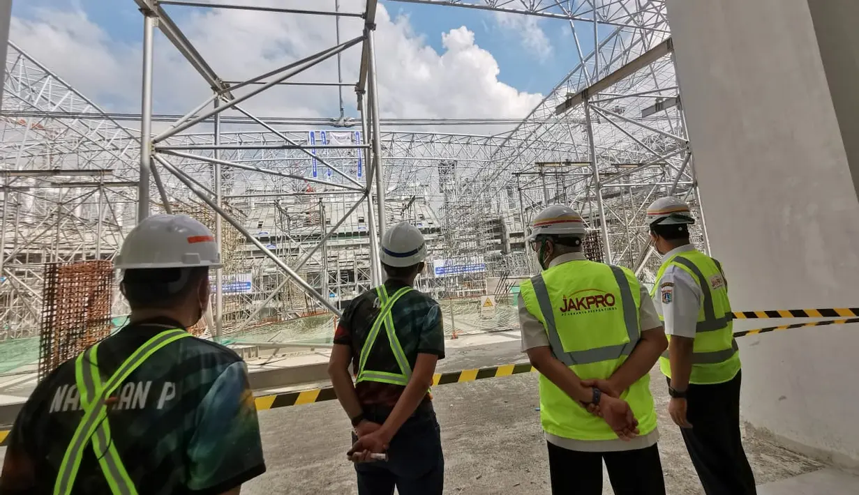 Menurut Anies Baswedan, pekerjaan stadion untuk tempat latihan Persija ini tak cuma jadi kebanggan warga Ibu Kota, tapi bisa jadi hingga se-Indonesia. Pekerjaan stadion juga belum rampung. (Foto: Dok Humas Pemprov DKI Jakarta)