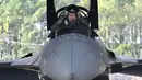 Pilot Angkatan Udara Taiwan bersiap dalam pesawat tempur F-16V buatan Amerika Serikat saat latihan militer di Kabupaten Chiayi, Taiwan, Rabu (15/1/2020). Kementerian Pertahanan Taiwan menggelar latihan militer untuk menunjukkan kemampuan mengamankan liburan Tahun Baru Imlek. (Sam Yeh/AFP)