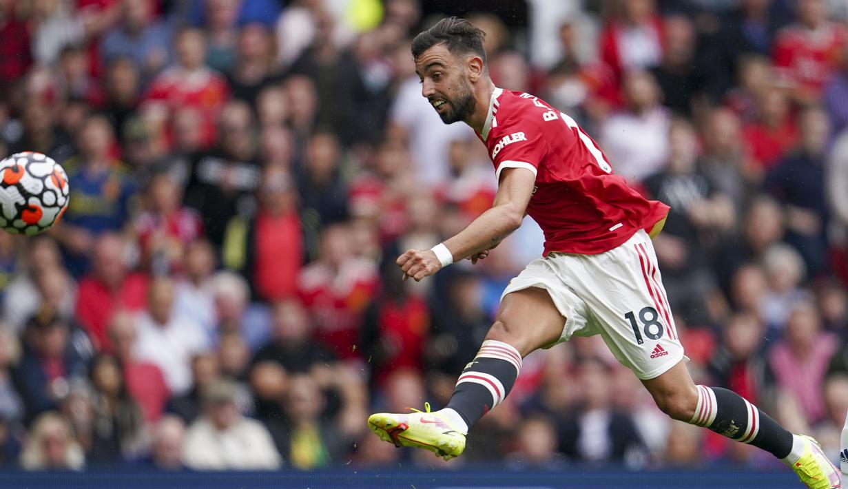 Pada menit ke-60 Bruno Fernandes mencetak gol ketiganya. Menerima umpan panjang Victor Lindelof, ia kemudian mencocor bola dari dalam kotak penalti ke arah gawang tanpa bisa dihalau kiper. Manchester United 4, Leeds United 1. (Foto: AP/Jon Super)