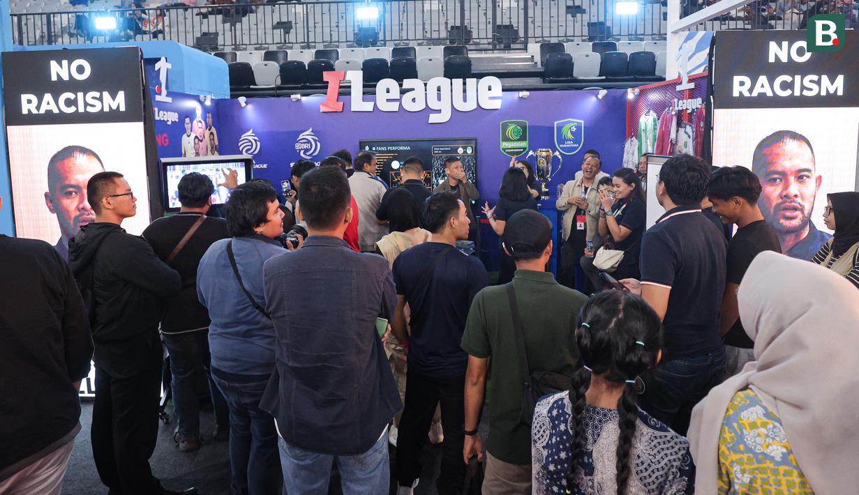 Suasana salah satu booth di acara Indonesia Sports Summit 2025 (ISS 2025) resmi digelar di Indonesia Arena, Senayan, Jakarta pada Sabtu (6/12/2025).