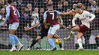 Striker MU, Rasmus Hojlund mencetak gol ke gawang Aston Villa pada lanjutan Liga Inggris 2023/2024 hari Senin (12/02/2024) dini hari WIB. (PAUL ELLIS / AFP)