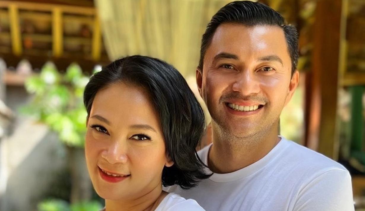 Di usia pernikahan yang ke-23, Anjasmara dan Dian Nitami masih terus membagikan potret mesra di media sosial. Keduanya resmi menjadi suami istri pada 17 Juni 1999. (Instagram/anjasmara)