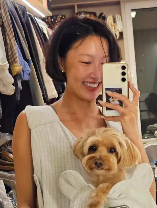 Dengan rambut barunya ini, Hwasa pun tampak senang terlihat dari berbagai foto mirror selfie yang ia bagikan. Tampak ia pun sedang menggendong anjing lucunya. [@mariahwasa]