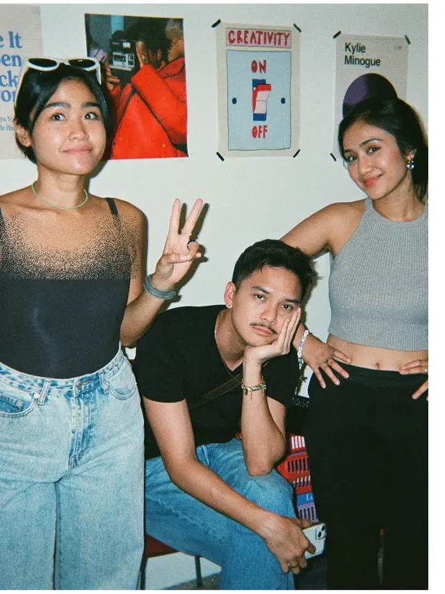 6 Gaya Simpel Baskara Mahendra Pakai Denim, Karisma Kasual yang Memikat Hati