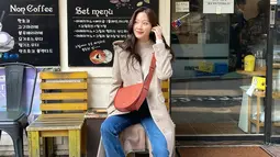 Gaya OOTD Moon Ga Young sendiri terlihat cukup simple. Ia kerap terlihat memadukan jelana jeans dengan kaus yang dibalut dengan outer. Bahkan, sling bag yang dikenakan oleh wanita 24 tahun ini terlihat cukup classy. (Liputan6.com/IG/@m_kayoung)