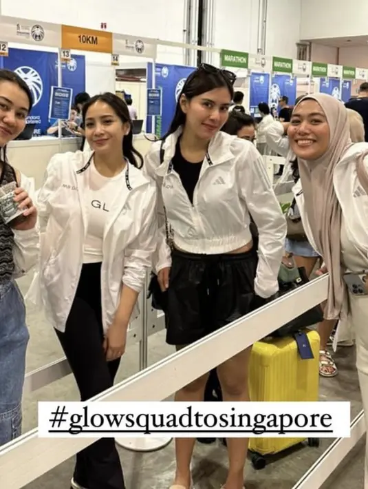 Aaliyah juga mengenakan atasan tanpa lengan warna hitam motif tribal dipadukan jaket putih dan celaan denimnya. [@natashalinadla]