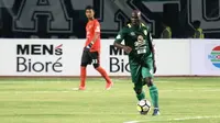 Pemain naturalisasi, OK John mencetak satu gol saat Persebaya bermain imbang melawan Sriwijaya FC. (Bola.com/Aditya Wany)