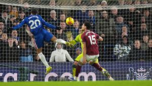 Pemain Chelsea Joao Pedro (kiri) mencetak gol pada laga Premier League/Liga Inggris antara Chelsea vs West Ham di London, Sabtu, 31 Januari 2026. (AP Photo/Alastair Grant)