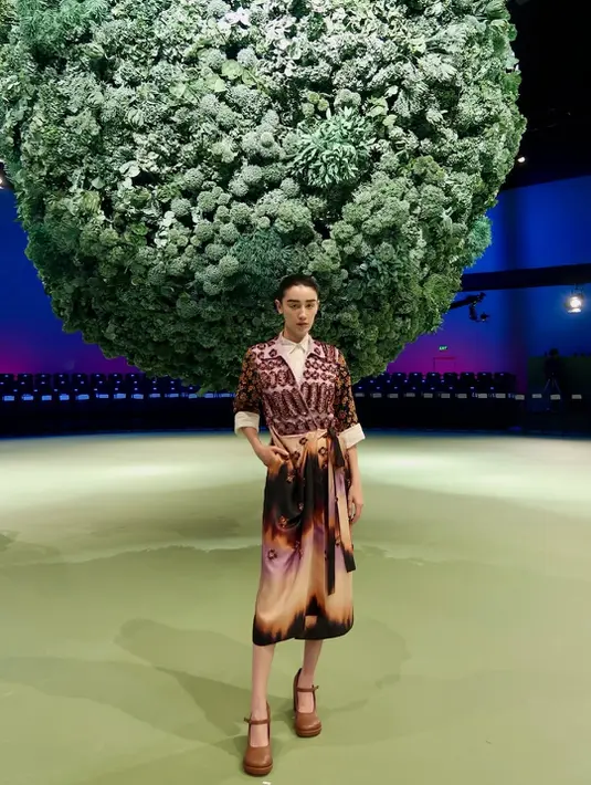 Selain Laura Basuki, Natasha Ryder juga jadi muse untuk koleksi Biyan Spring Summer 2026. Ia terlihat stunning dengan paduan busana tabrak motif [@natasharyder]