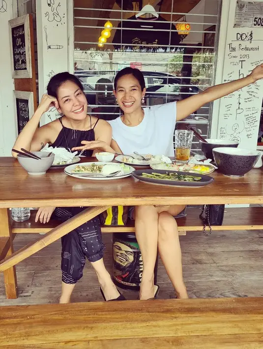 Lulu Tobing dan Happy Salma merupakan aktris yang sudah lama memulai karier di dunia hiburan Tanah Air. Kini, usia mereka memang sudah semakin bertambah. Perbedaan usia yang hanya terpaut 2 tahun, membuat keduanya semakin akrab.(Liputan6.com/IG/@lutob)