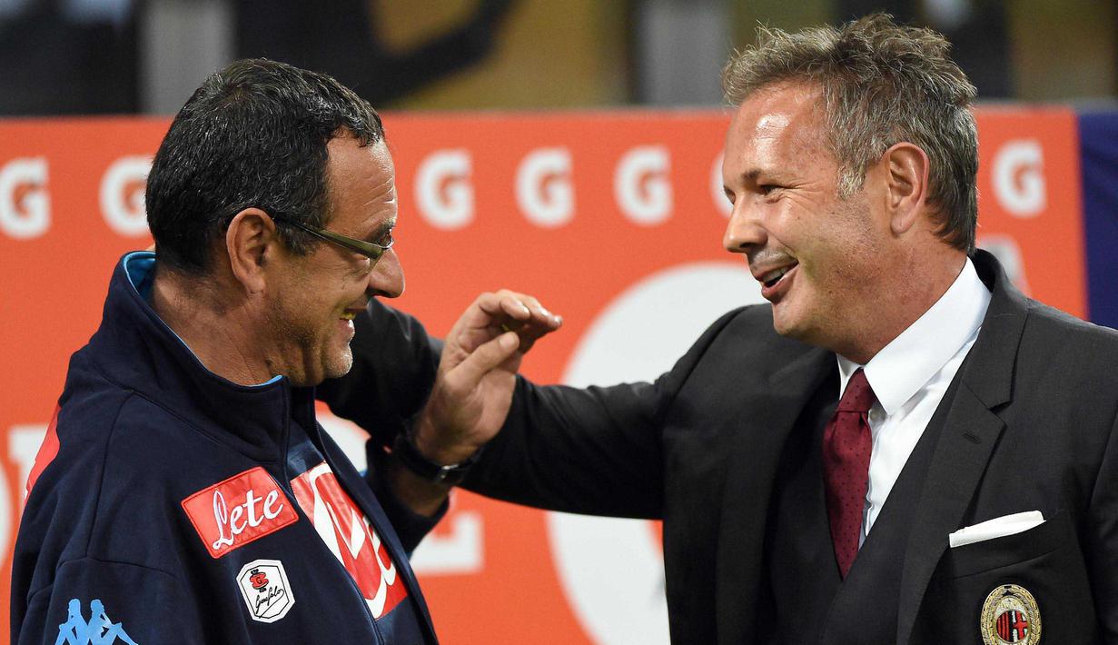 Pelatih AC Milan, Sinisa Mihajlovic (kanan) tertawa bersama Pelatih SSC Napoli, Maurizio Sarri pada laga Serie A Italia di Stadion Giuseppe Meazza, Milan, (04/10/2015). Milan kalah telak 0-4.  (EPA/Daniel Dal Zennaro)