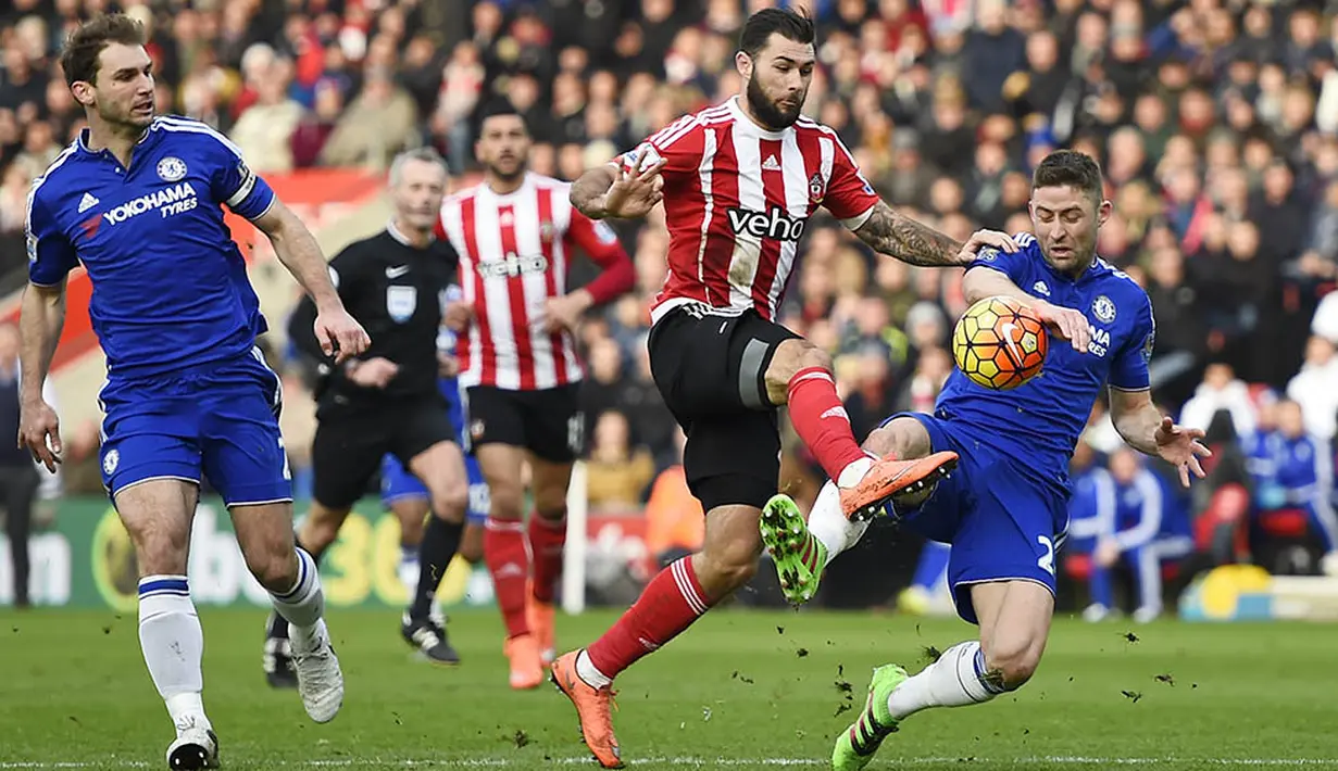 Bek Chelsea, Gary Cahill, berebut bola dengan penyerang Southampton, Charlie Austin. Sementara bagi Chelsea kemenangan ini membuat mereka naik ke posisi ke-11 Liga Premier Inggris. (Reuters/Dylan Martinez)
