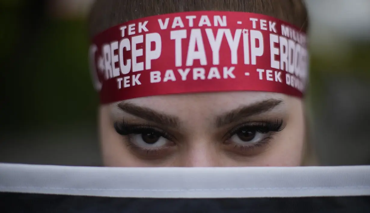 <p>Meski demikian, Erdogan yang memerintah Turki selama 20 tahun, telah melukiskan kemenangannya. (AP Photo/Francisco Seco)</p>