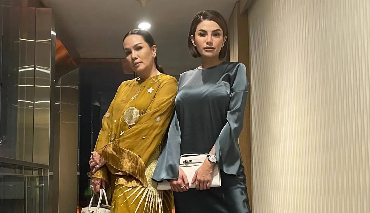 Fitri Salhuteru, diketahui bukan seorang artis, melainkan dirinya ini adalah seorang pengusaha dengan berbagai lini bisnis. Banyak yang menyebut persahabatan keduanya ini sudah seperti kakak adik yang selalu menjaga satu sama lain. (Liputan6.com/IG/@nikitamirzanimawardi_172)