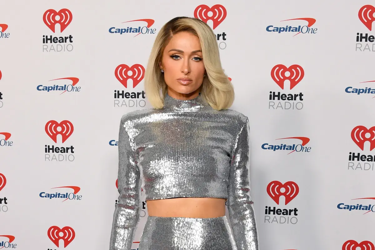 Tampil Berkilauan, Paris Hilton Curi Perhatian di iHeartRadio Jingle Ball 2022