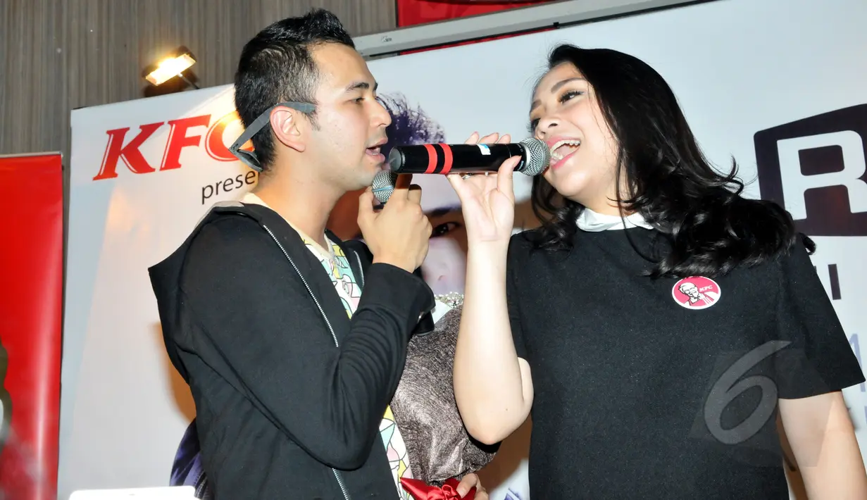 Raffi Ahmad dan Nagita Slavina bernyanyi saat menghadiri peluncuran album bertajuk Kamulah Takdirku, Kemang, Jakarta, Senin (4/5/2015).(Liputan6.com/Panji Diksana)