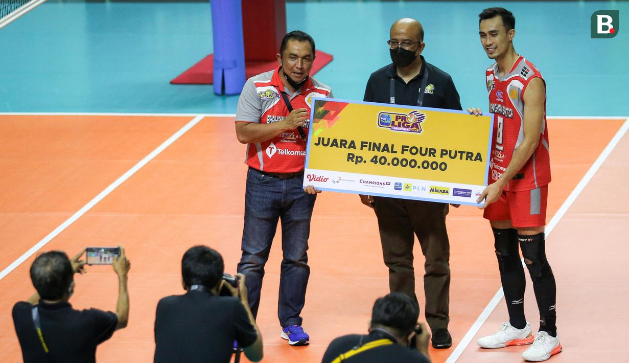 selaku juara final four, Samator juga berhak atas hadiah uang sebesar Rp 40 juta. (Bola.com/Bagaskara Lazuardi)