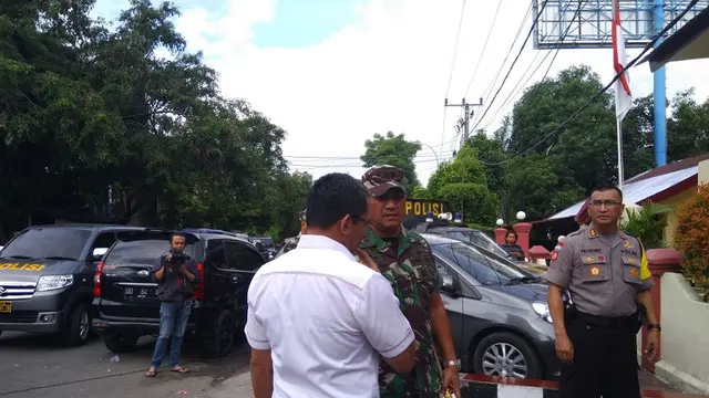 Pangdam XIV Wirabuana Mayjen TNI Agus Surya Bakti kunjungi Polsek Bontoala (Liputan6.com/ Eka Hakim)