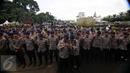 Sejumlah petugas kepolisian berjaga saat Aksi 212 - Jilid 2 di Kompleks Parlemen, Senayan, Jakarta, Senin (20/2). Kurang lebih 10 ribu Pasukan Prajurit Gabungan TNI-Polri di terjunkan saat Aksi tersebut. (Liputan6.com/Johan Tallo)