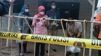 (Dinkes Kota Bekasi membawa 13 sampel dari lokasi penemuan satu keluarga yang diduga keracunan di Ciketing Udik, Bantargebang, Kota Bekasi. Foto: Liputan6.com/Bam Sinulingga)
