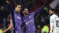 Selebrasi gelandang Liverpool, Dominik Szoboszlai (kanan) bersama Virgil van Dijk setelah mencetak gol kedua timnya ke gawang Sheffiled United pada laga pekan ke-15 Liga Inggris 2023/2024 di Bramall Lane, Sheffield, Kamis (7/12/2023) dini hari WIB. (AFP/Darren Staples)