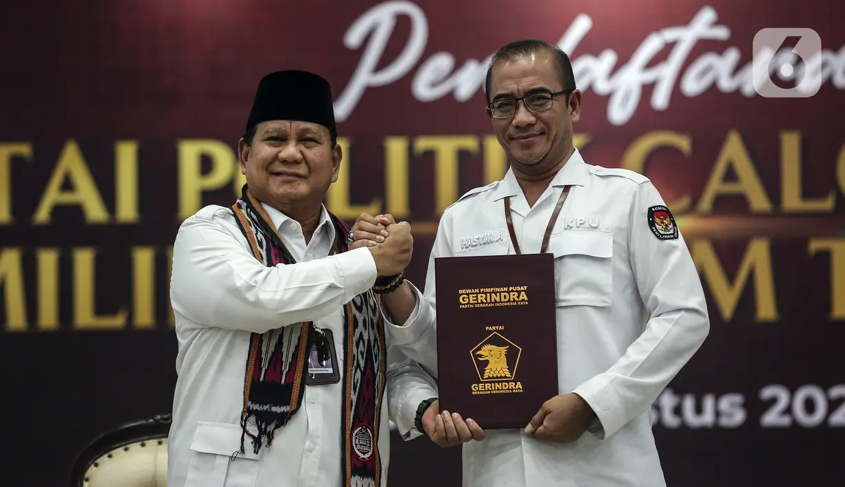 Ketua Umum Partai Gerindra Prabowo Subianto (kiri) mendaftarkan partai politiknya sebagai calon peserta Pemilu 2024 di Kantor KPU, Jakarta, Senin (8/8/2022). Pada hari kedelapan ini, KPU menerima pendaftaran empat partai politik di antaranya Partai Republiku Indonesia, Partai Hati Nurani Rakyat (Hanura), Partai Gerindra, dan Partai Kebangkitan Bangsa (PKB). (Liputan6.com/Johan Tallo)