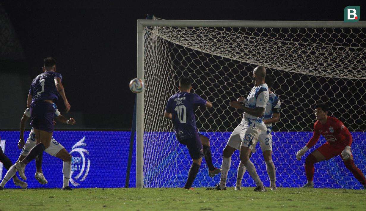 <p>Pemain Persita Tangerang, Christian Mangaron Rontini (kiri) menyundul bola yang membuahkan gol ke gawang PSIS Semarang dalam pertandingan pekan kedua BRI Liga 1 2023/2024 yang berlangsung di Stadion Indomilk Arena, Tangerang, Sabtu (8/7/2023). (Bola.com/Ikhwan Yanuar)</p>