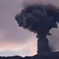 Gunung Marapi memuntahkan material vulkanik dari kawahnya saat terjadi letusan di Agam, Sumatera Barat, Indonesia, Minggu, 14 Januari 2024. (AP Photo/Givo Alputra)