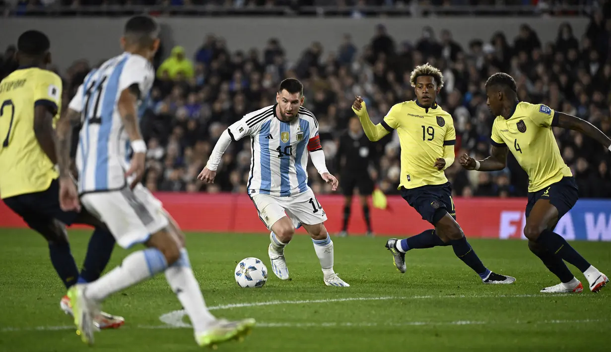 Pemain Timnas Argentina, Lionel Messi (tengah), mengontrol bola dan berusaha melewati barisan pertahanan Ekuador dalam pertandingan Kualifikasi Piala Dunia 2026 zona CONMEBOL yang berlangsung di Mas Monumental stadium, Buenos Aires, Jumat (8/9/2023) pagi WIB. (AFP/Juan Mabromata)