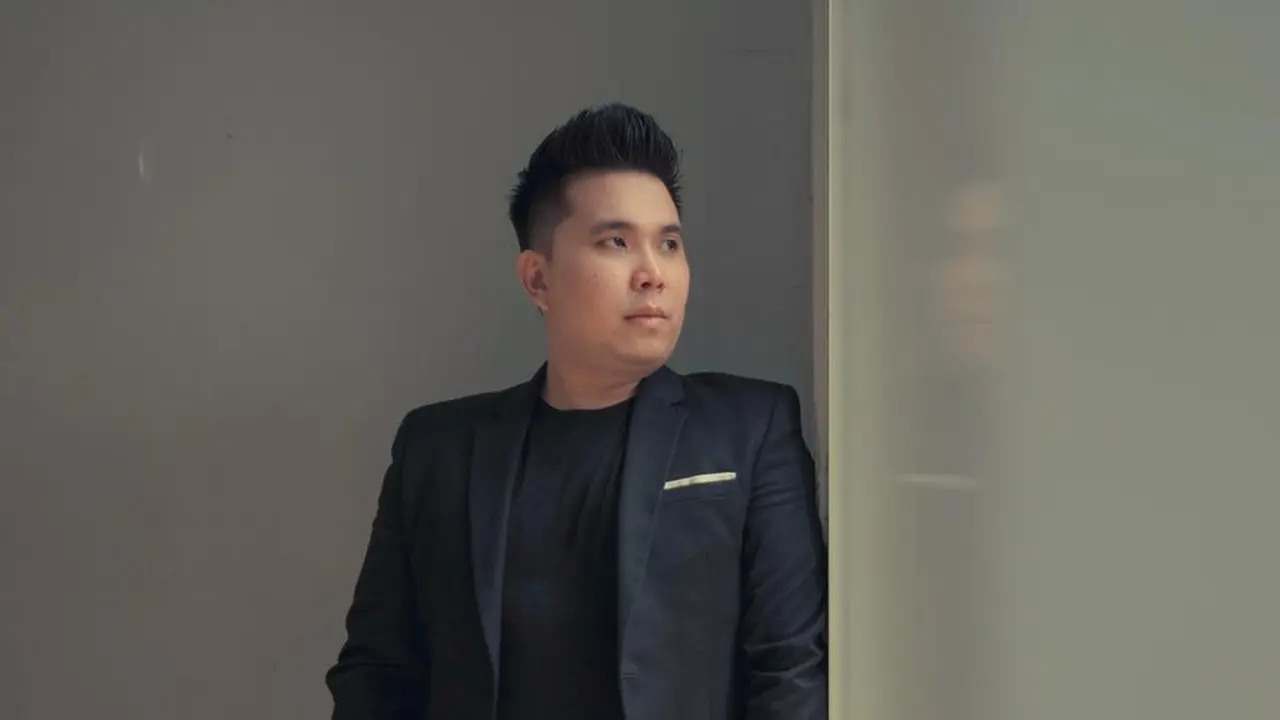 Penyanyi Michel Benhard merilis lagu berjudul Aku Rela.