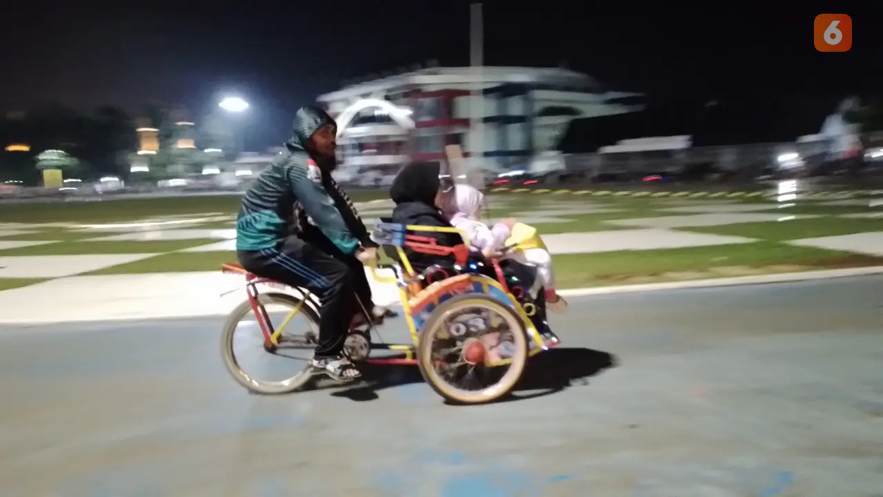 Warga saat menyewa becak mini, menikmati waktu libur menjelang Ramadan di Kota Sukabumi (Liputan6.com/Fira Syahrin).