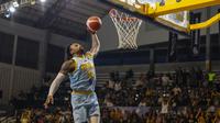Pemain asing Kesatria Bengawan Solo, Kentrell Barkley, saat melakukan slam-dunk pada pertandingan melawan RANS Simba Bogor di Sritex Arena, Solo, Minggu (4/2/2024). (Bola.com/Radifa Arsa)