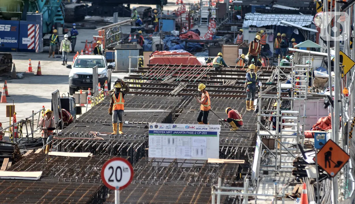 Aktivitas pekerja saat menyelesaikan proyek pembangunan jalur Mass Rapid Transit (MRT) Fase 2A-CP203 rute Bundaran HI-Kota Tua di Jalan Gajah Mada, Jakarta Barat, Minggu (11/9/2022). Gubernur DKI Jakarta Anies Baswedan mengungkapkan, pembangunan jalur kereta cepat MRT fase 2A rute Stasiun Bundaran Hotel Indonesia (HI)-Kota Tua yang memiliki panjang 6,3 kilometer tersebut ditargetkan rampung pada 2028. (merdeka.com/Iqbal S. Nugroho)