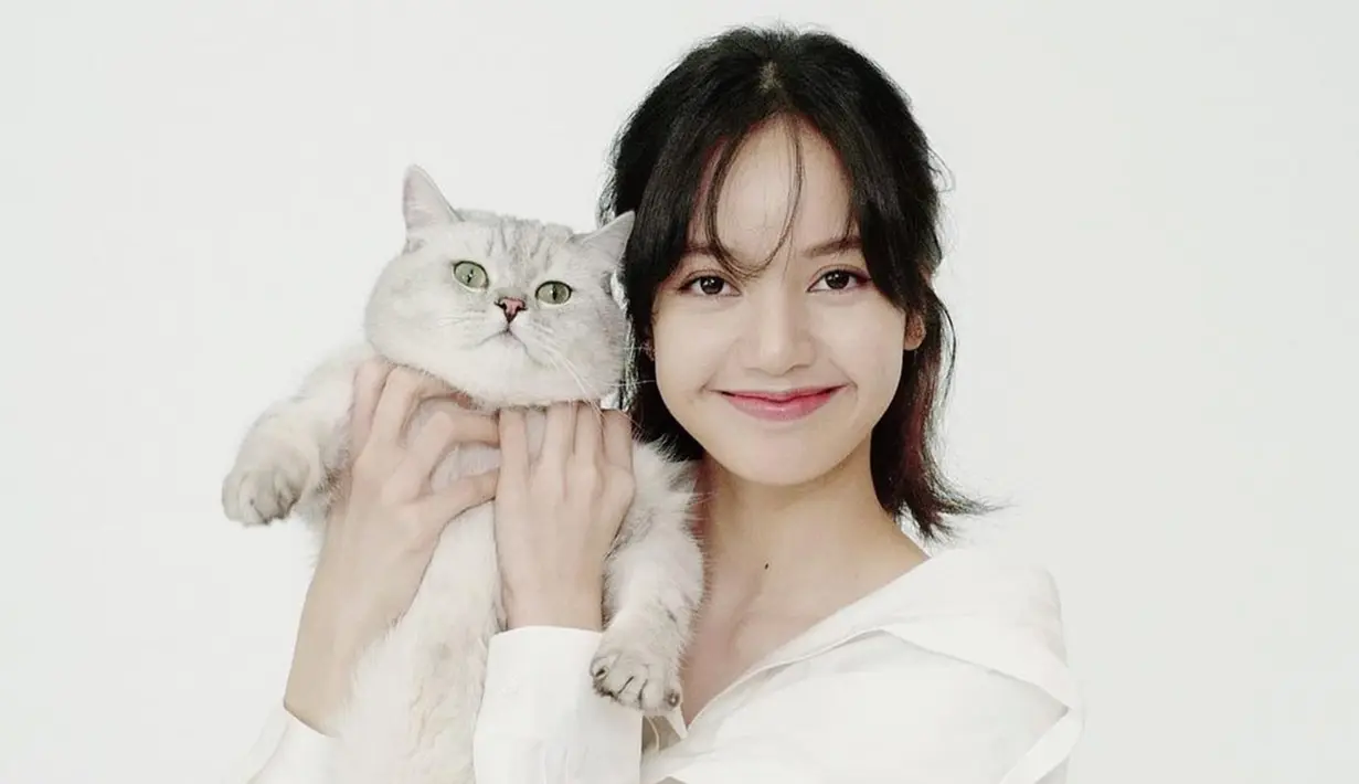 Baru-baru ini anggota termuda dari grup Blackpink tersebut melakukan pemotretan bersama kelima kucing kesayangannya. Pemotretan tersebut ia lakukan sendiri di rumah. (Liputan6.com/IG/@lalalalisa_m)