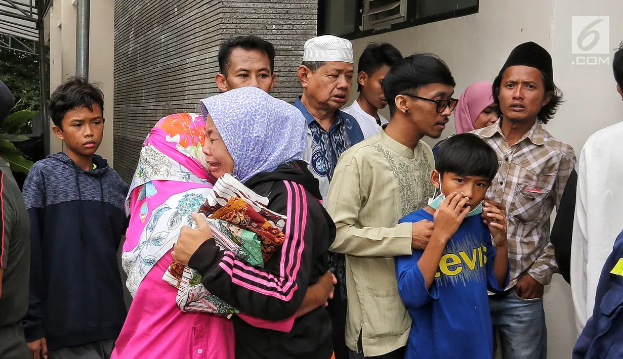 Seorang ibu menangis memeluk wanita saat proses penerimaan jenazah korban kecelakaan Tanjakan Emen Kabupaten Subang di RSUD Tangsel, Ciputat, Minggu (11/2). Kecelakaan maut tersebut menimpa bus rombongan KSP Permata Ciputat. (Liputan6.com/Fery Pradolo)