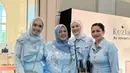 Cut Meyriska hadir mengenakan atasan kemeja baby blue dengan aksen bertumpuk di bagian depan, dipadukan kerudung putih senada dengan celana panjangnya. Cut Keke mengenakan atasan kemeja baby blue dipadukan celana denim panjang. [@cutratumeyriska]